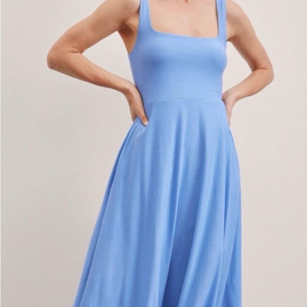NWT Beyond Yoga Featherweight At The Ready Square Neck Dress - Flower
Blue